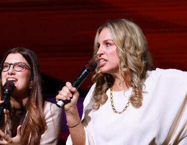 Bethany Hicks ministrando ao lado da intérprete no palco do Modeladas Mais 2026