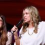 Bethany Hicks ministrando ao lado da intérprete no palco do Modeladas Mais 2026