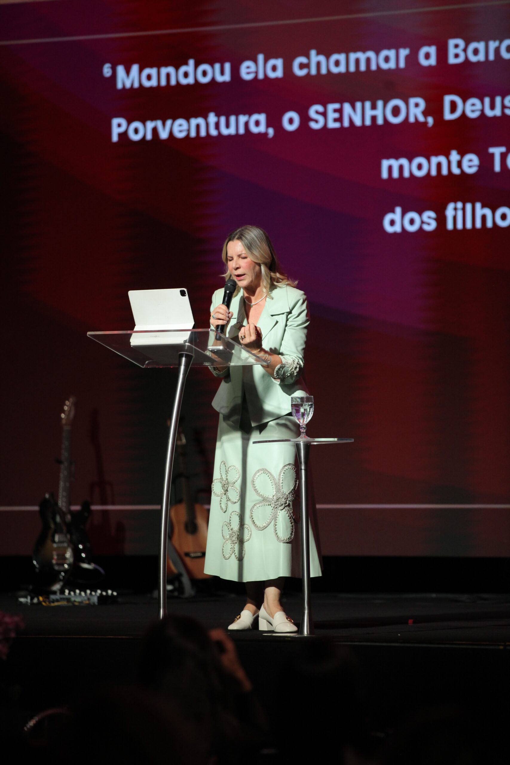Bispa Dirce Carvalho lendo o texto de Juízes 4 no palco do Modeladas Mais 2026