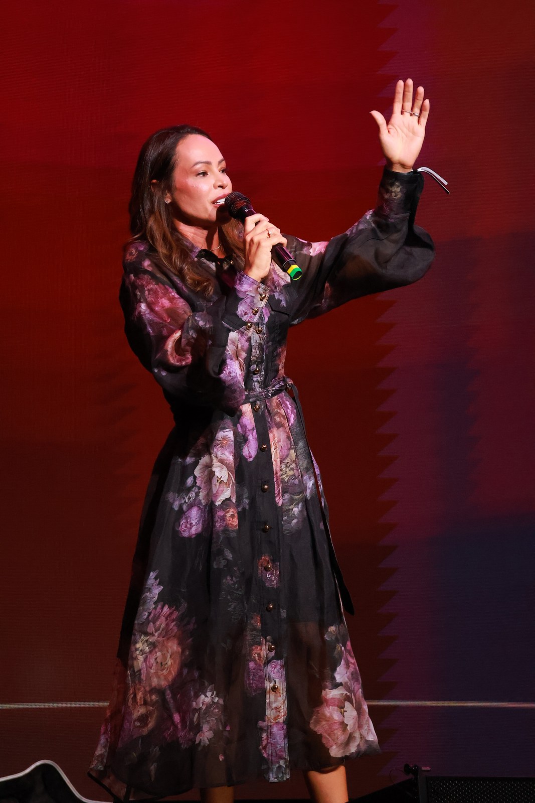 Bispa Raquel Moreira com o braço erguido durante a ministração no Modeladas Mais 2026