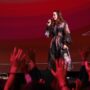 Bispa Raquel Moreira pregando no palco do Modeladas Mais 2026 com as mãos do público erguidas