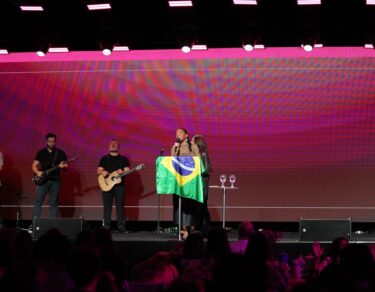 Demetria Stallings prega com a bandeira do Brasil no palco do Modeladas Mais 2026