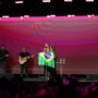 Demetria Stallings prega com a bandeira do Brasil no palco do Modeladas Mais 2026