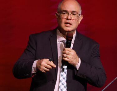 Hélio Mororó pregando de microfone na mão no palco do Modeladas Mais 2026