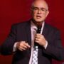 Hélio Mororó pregando de microfone na mão no palco do Modeladas Mais 2026