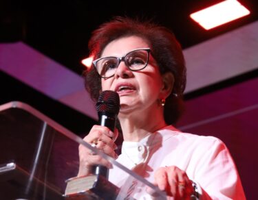 Dra. Ilma Cunha pregando com o microfone na mão no Modeladas Mais 2026