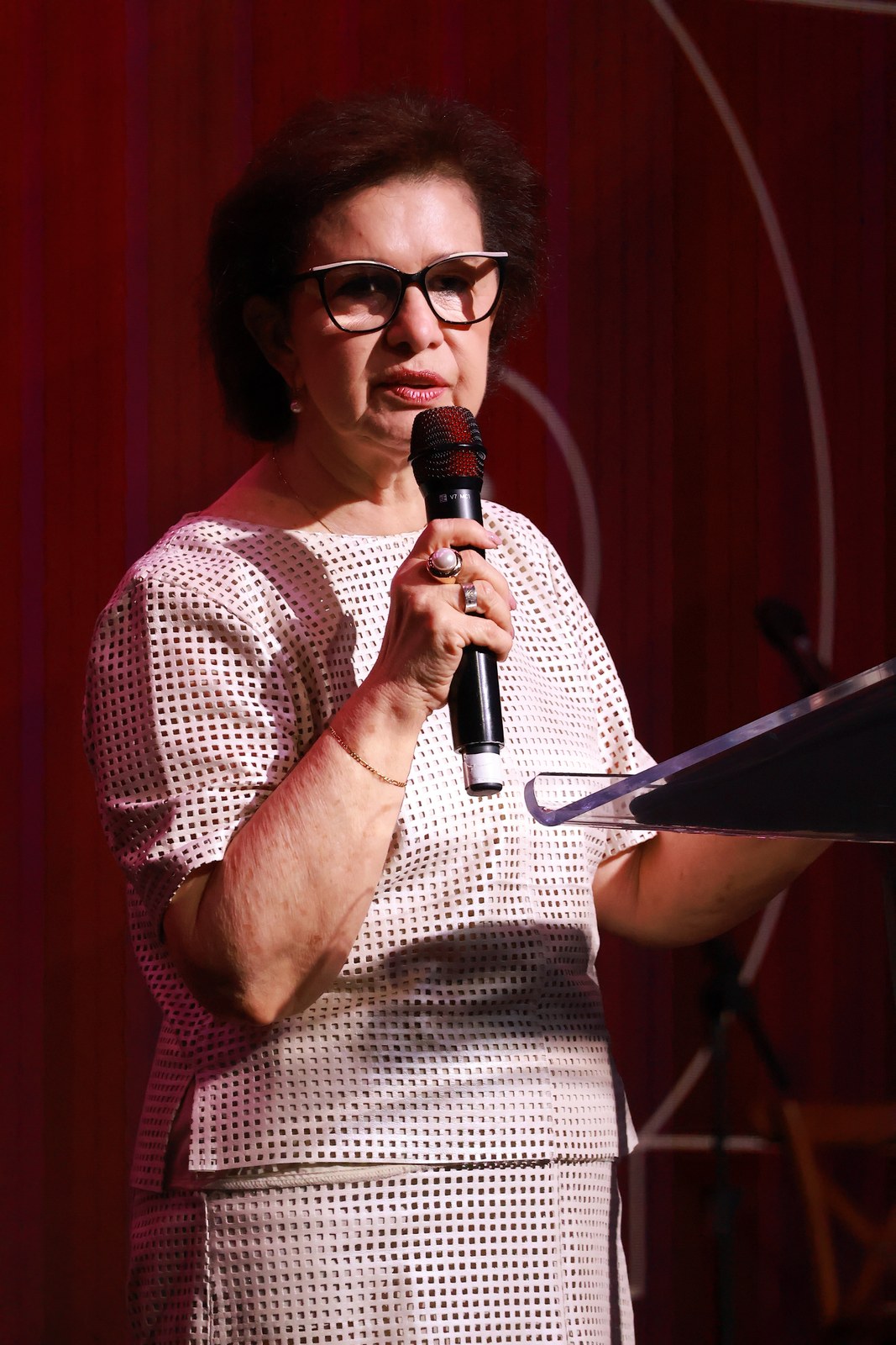 Dra. Ilma Cunha falando ao microfone durante a pregação no Modeladas Mais 2026