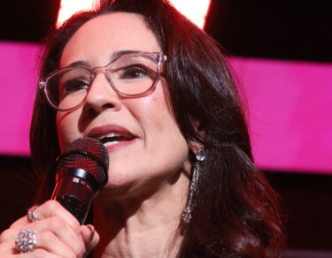 Julyana Cayado ministrando no Modeladas Mais 2026