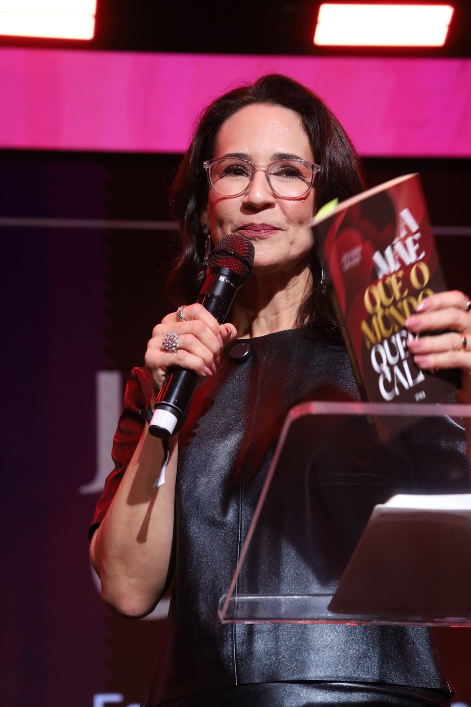 Julyana Cayado segura o livro A Mãe que o Mundo Quer Calar no Modeladas Mais 2026