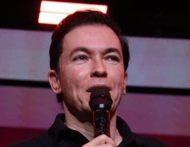 Lucinho Barreto pregando ao microfone no Modeladas Mais 2026