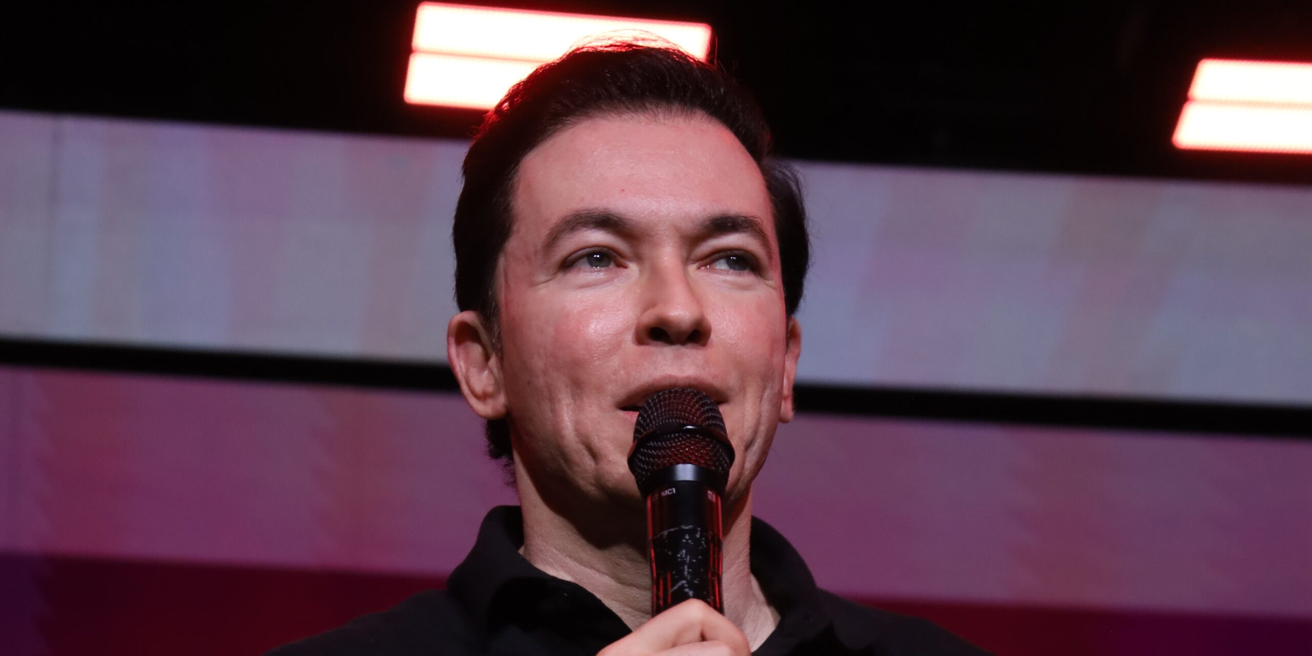 Lucinho Barreto pregando ao microfone no Modeladas Mais 2026