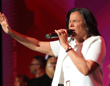 Pastora Ezenete Rodrigues conduzindo o Clamor pelo Brasil no Modeladas Mais 2026