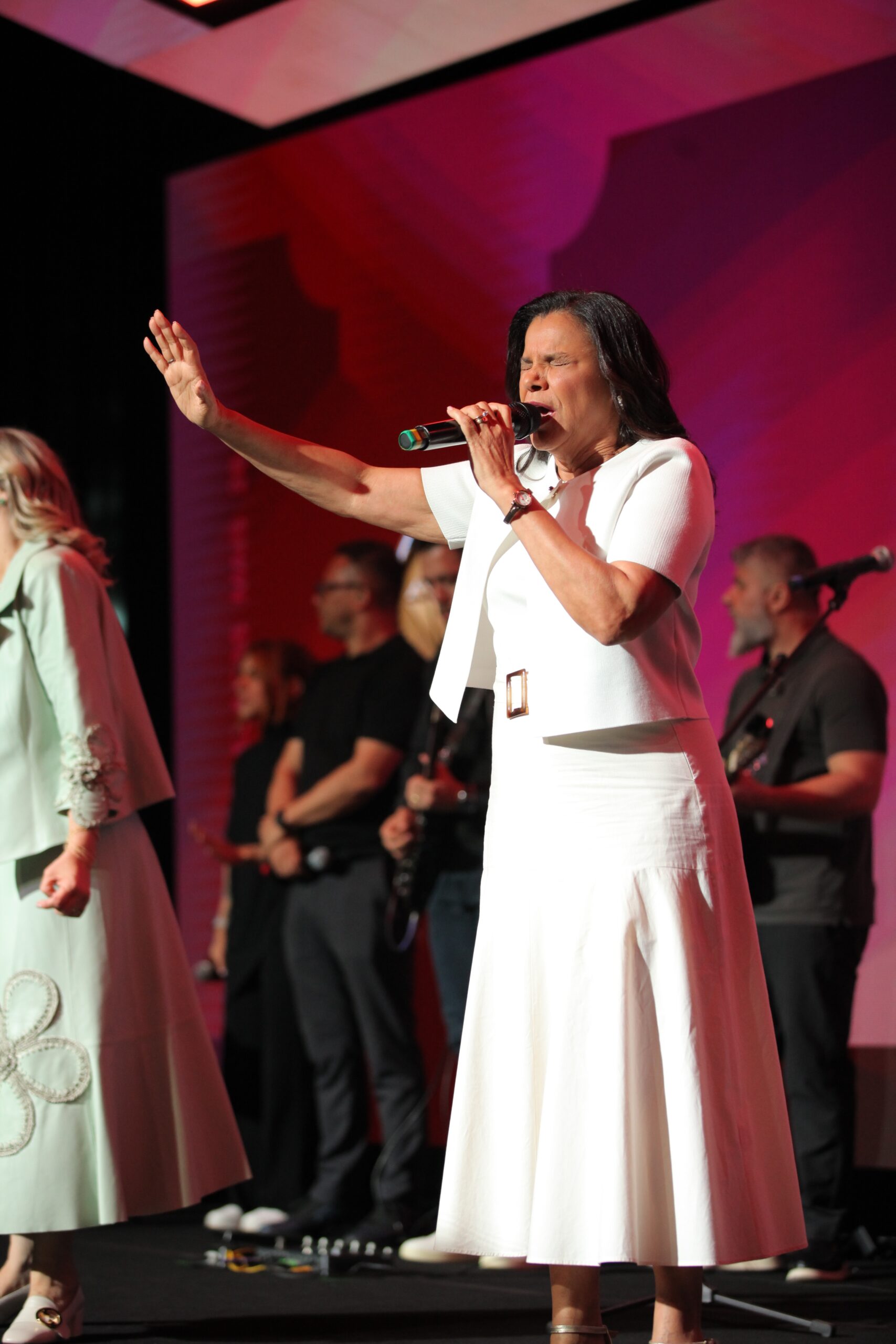 Pastora Ezenete Rodrigues de braço erguido em oração no Modeladas Mais 2026