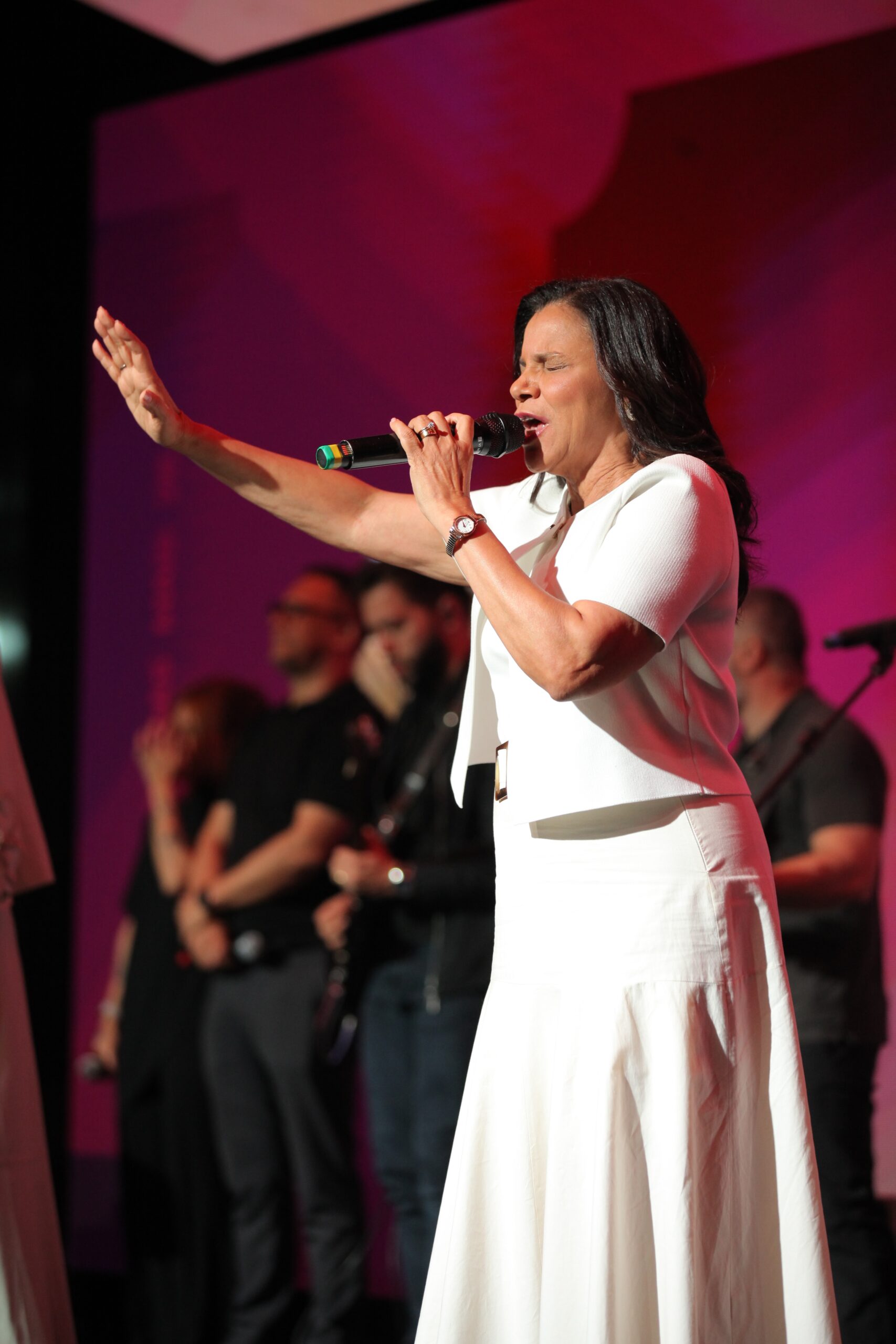 Pastora Ezenete Rodrigues com o microfone durante o ministério de altar no Modeladas Mais 2026
