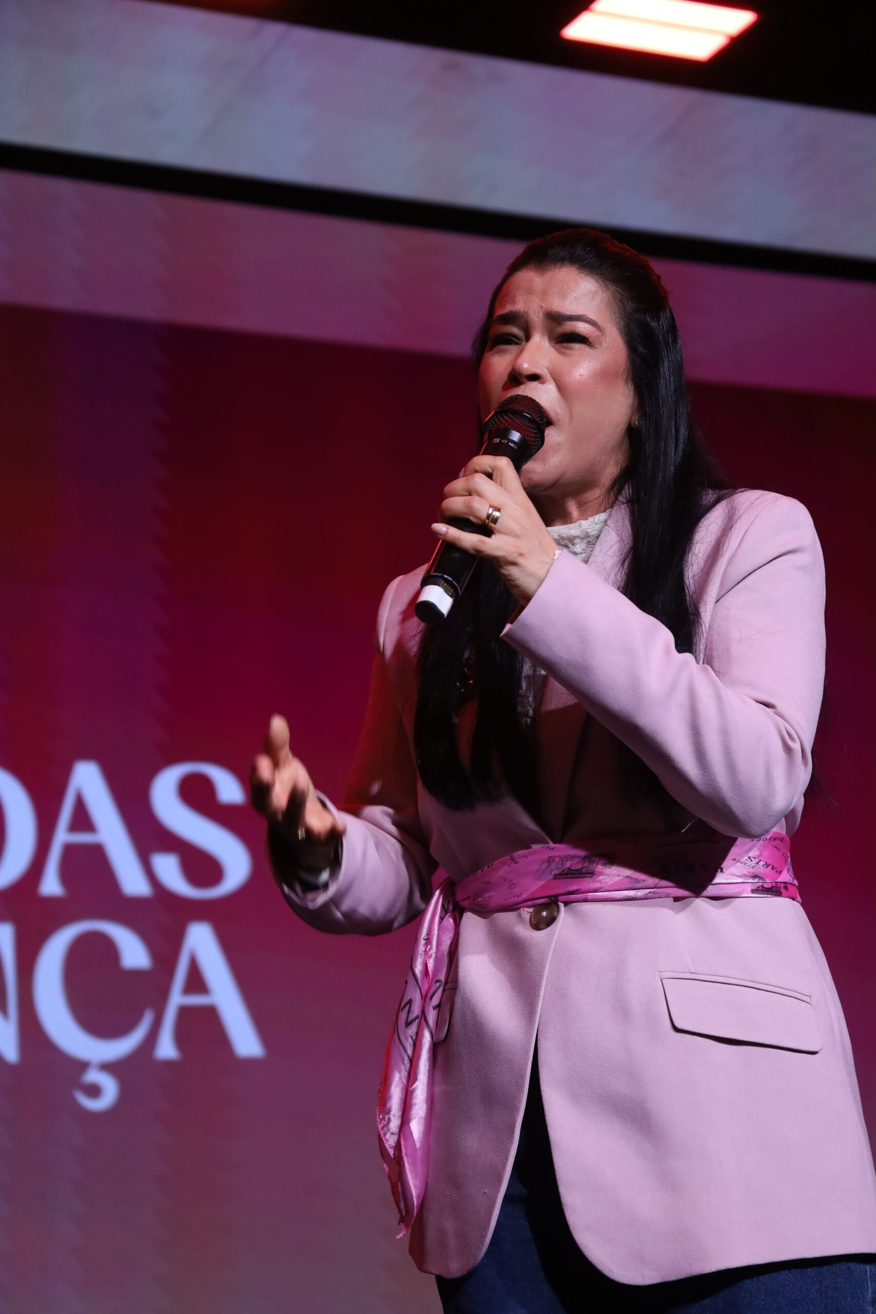 Paty Barreto falando ao microfone no Modeladas Mais 2026