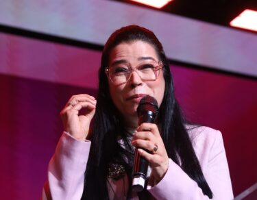 Paty Barreto pregando com o microfone na mão no Modeladas Mais 2026
