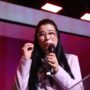 Paty Barreto pregando com o microfone na mão no Modeladas Mais 2026