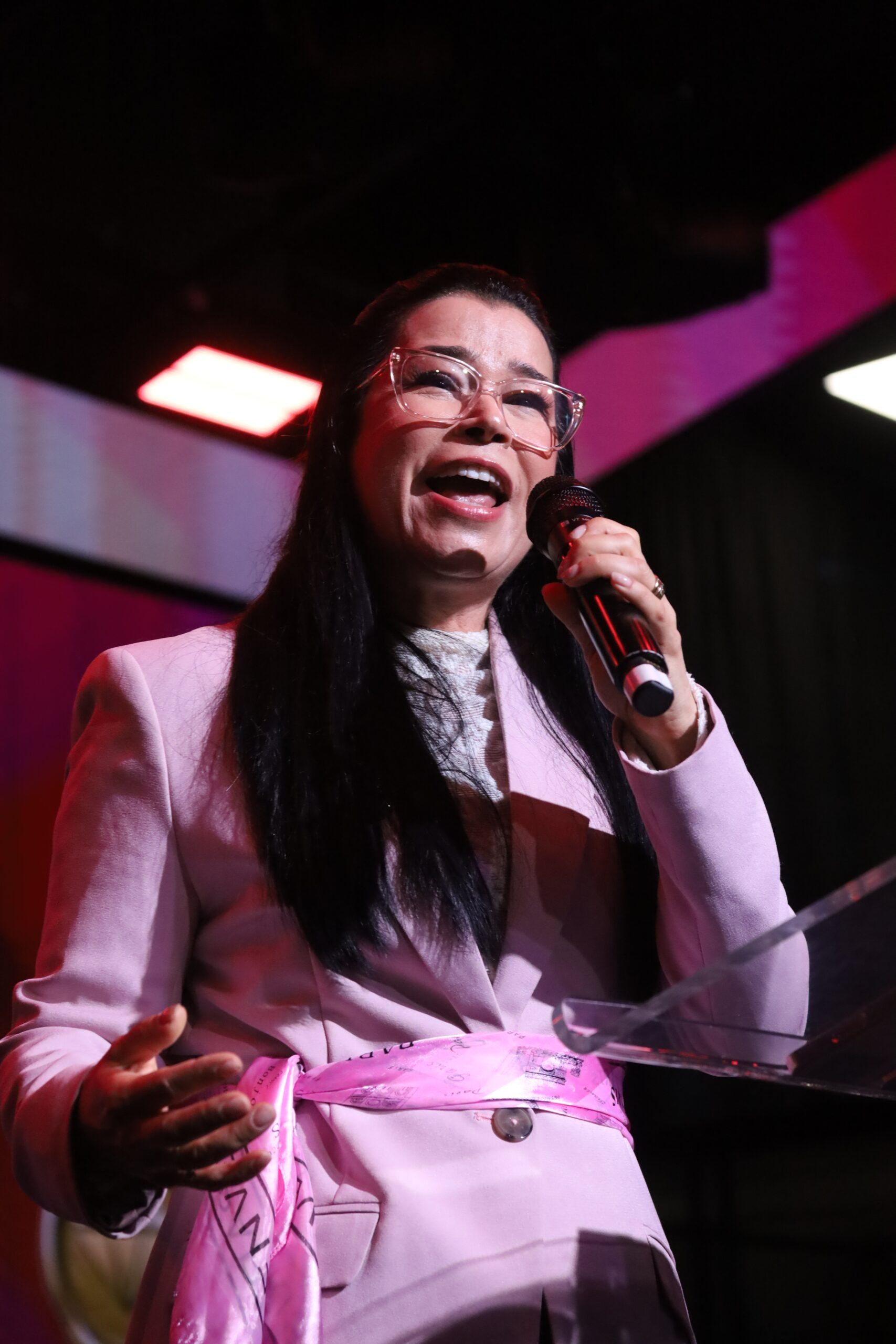 Paty Barreto pregando sobre a vida de Maria no Modeladas Mais 2026