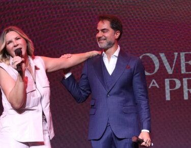 Victor Sorrentino ao lado da Bispa Dirce Carvalho no palco do Modeladas Mais 2026