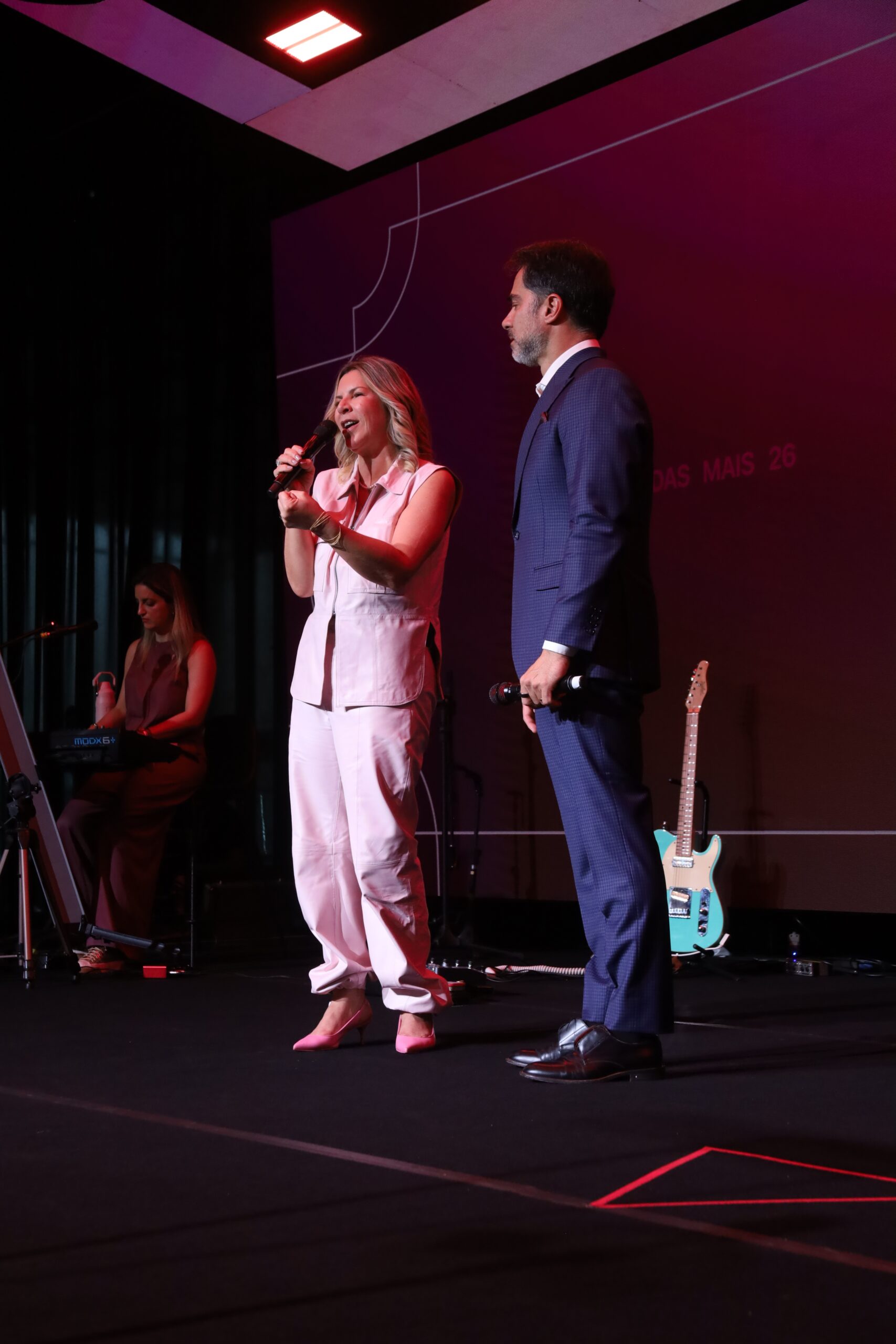 Victor Sorrentino e a Bispa Dirce Carvalho no palco do Modeladas Mais 2026