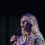 Bispa Dirce Carvalho, de camisa florida, fala ao microfone durante a pregação na Conferência Global 2026