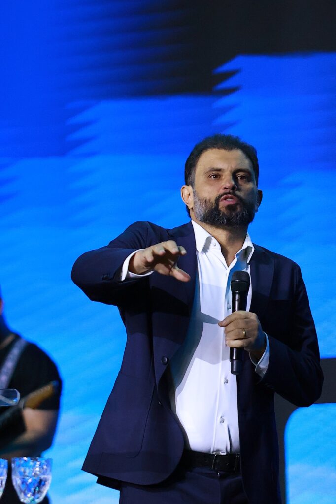 Bispo JB Carvalho gesticula enquanto fala ao microfone