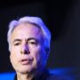 Marcos Borges, o Coty, de cabelos brancos e camisa azul marinho, fala ao público