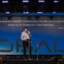 Tassos Lycurgo prega no palco da Conferência Global 2026, com Habacuque 1.2 projetado no telão